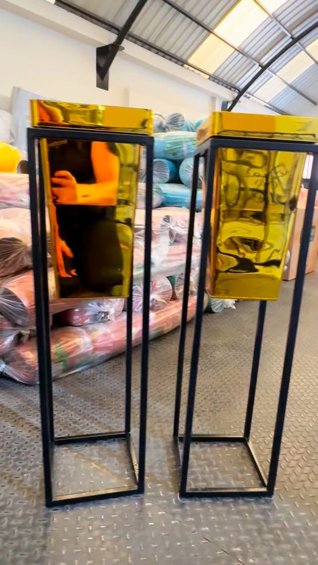 Te presentamos tres opciones especiales para decorar tus espacios al mejor estilo.

Combo 1: Dos materas cónicas metalizadas con base tubular de 70 cm por $170.000.
Combo 2: Tres materas rombo metalizadas con base triple redonda por $200.000.
Combo 3: Dos bases torre de 40 cm con matera rombo metalizada por $150.000.

Diseños elegantes que harán lucir tus plantas y tus espacios aún más.

¿Cuál opción te gusta más? Escríbenos y haz tu pedido.

#materas #materaspersonalizadas #vivero #hogar